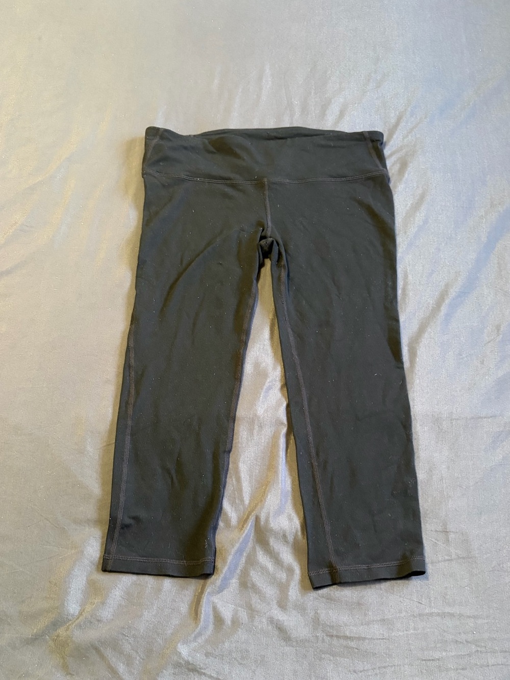 Gap Fit black capri leggings. Size M.